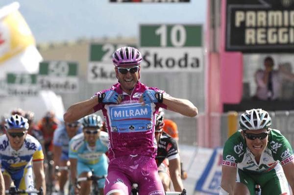 Alessandro Petacchi (Milram) gives thanks to Team Milram.