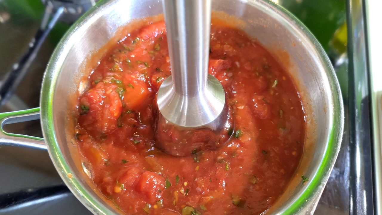 Preparing pizza sauce using Bosch ErgoMaster Series 6 blender