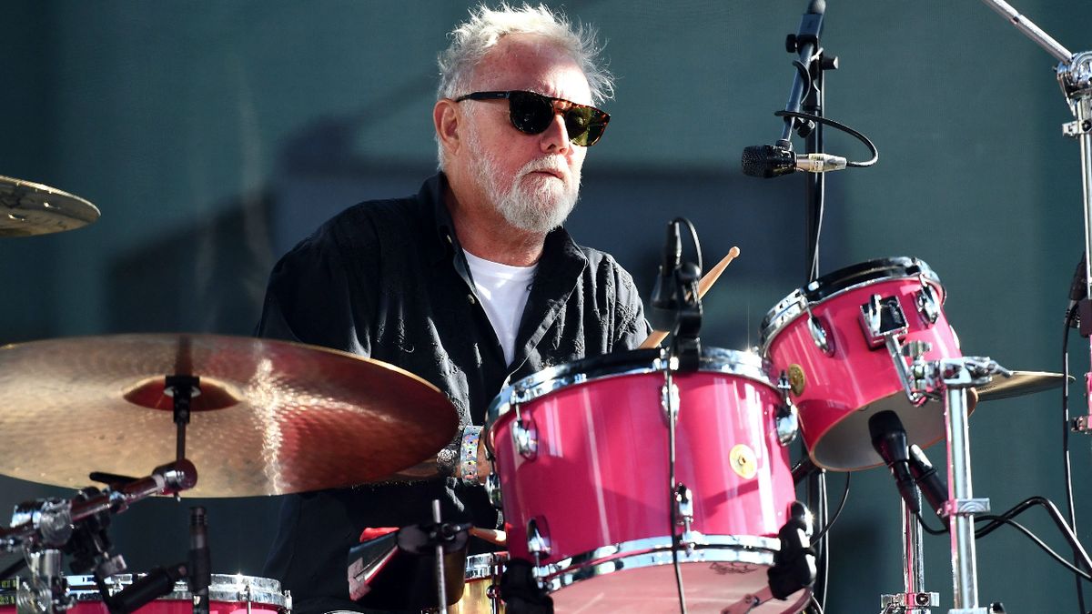 Roger Taylor performs at CalJam 2018 on Taylor Hawkins&#039; pink Gretsch drum kit