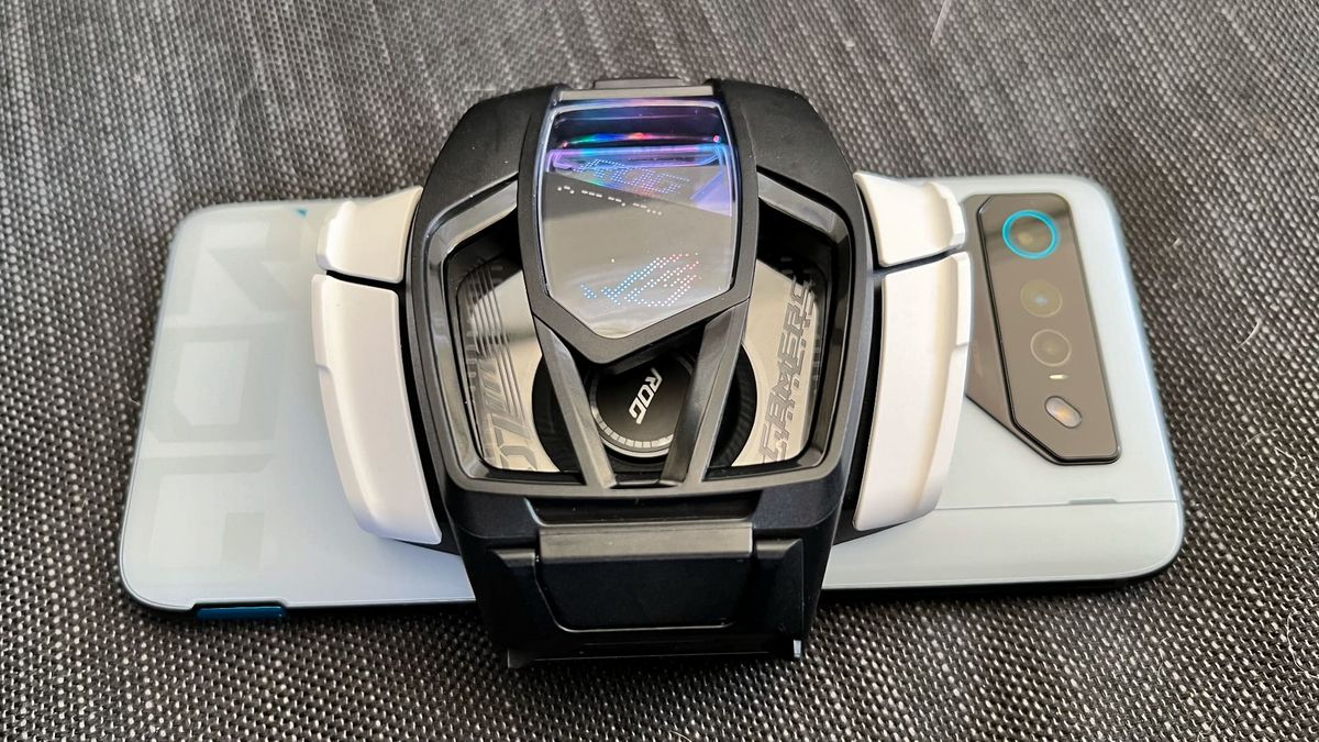 Asus Rog phone 7 och Aerocooler 7 p&aring; svart bord