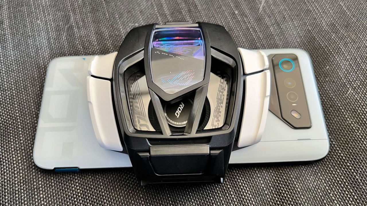 Asus Rog phone 7 och Aerocooler 7 p&aring; svart bord