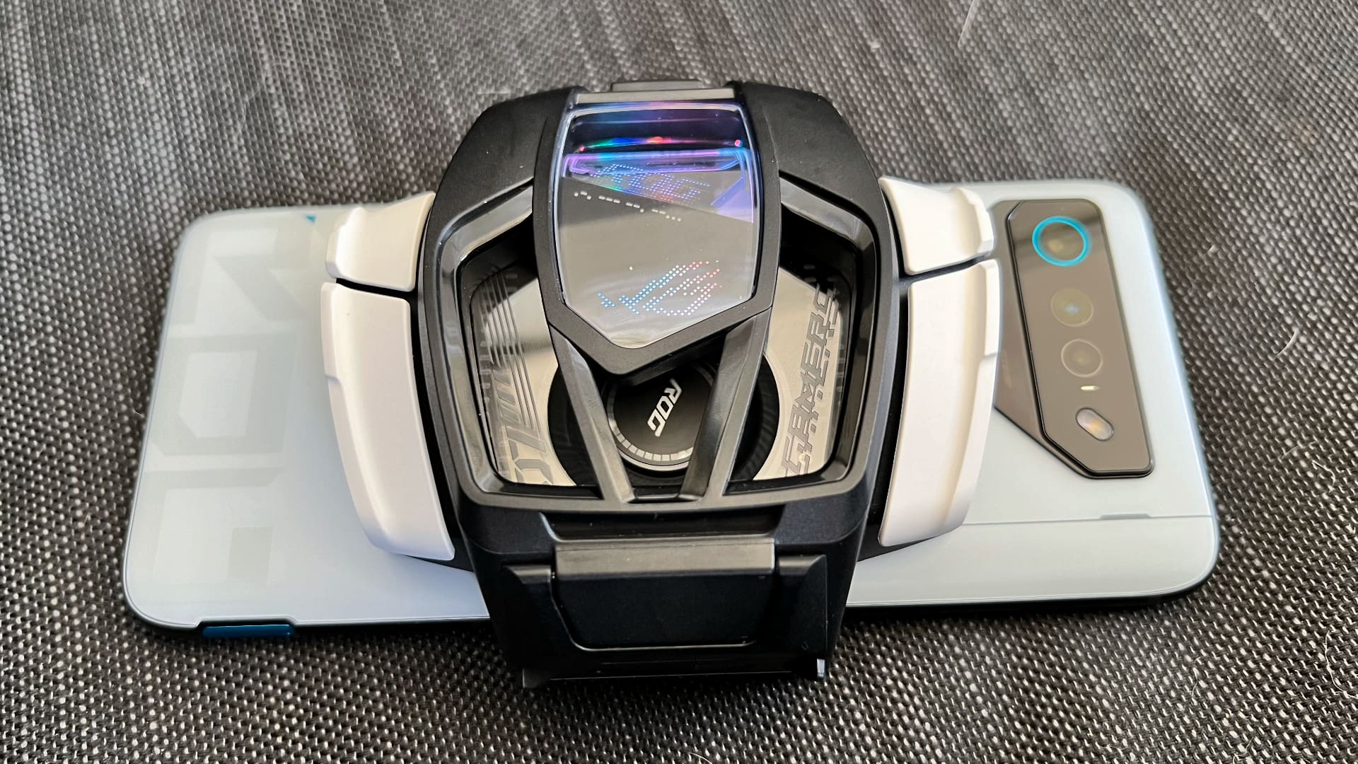 Asus Rog phone 7 och Aerocooler 7 på svart bord