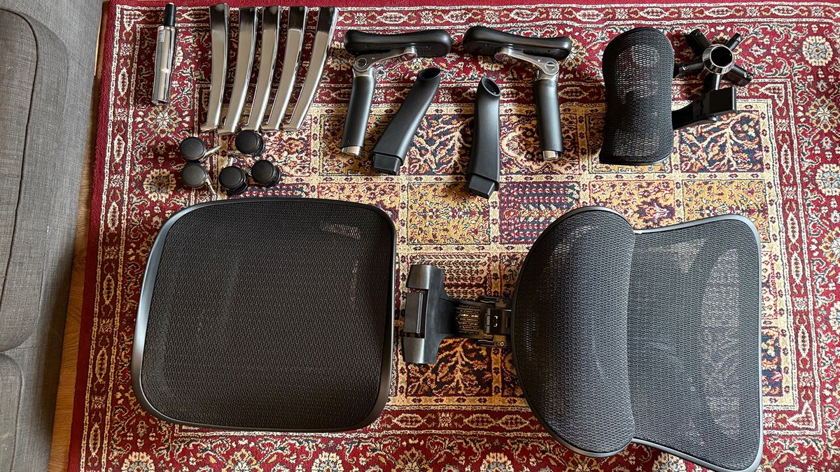 Detail shots of the Sihoo C300 Pro, including the un-assembled chair, and the based of the assembled chair.