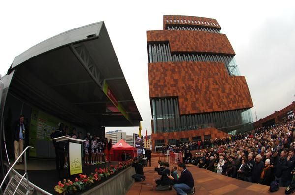 Crowds brave the rain at Scheldeprijs to gather at the start