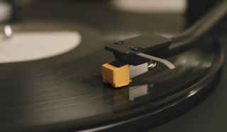 Close up of the cartridge on a Sony PS-LX5BT turntable