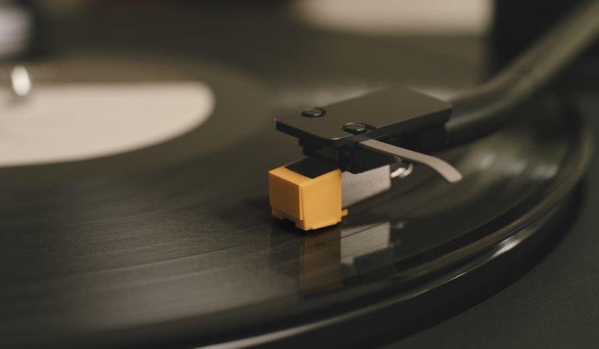 Close up of the cartridge on a Sony PS-LX5BT turntable