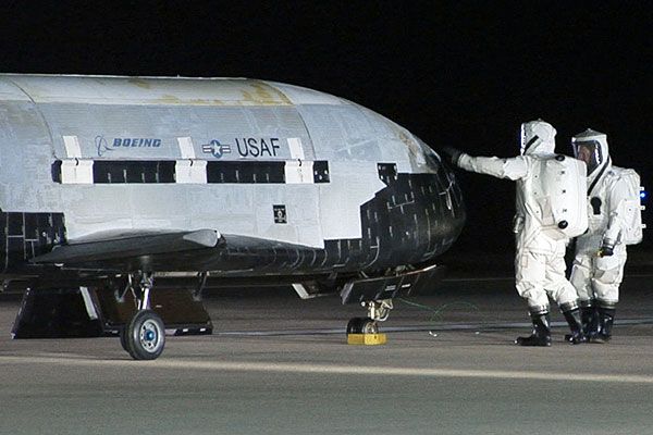 The U.S. Air Force&amp;#039;s top-secret X-37B space plane lands on California coast