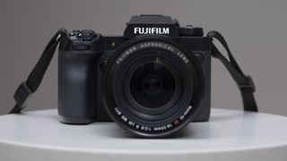 Et kamera av typen Fujifilm X-H2 på et hvitt bord.