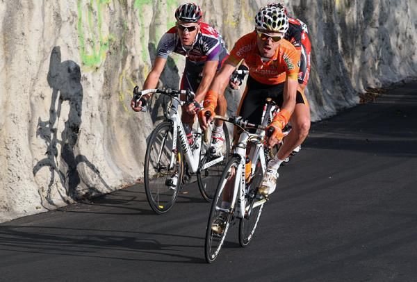 Samuel Sanchez (Euskaltel-Euskadi) leads Philippe Gilbert (Silence-Lotto) on a descent.