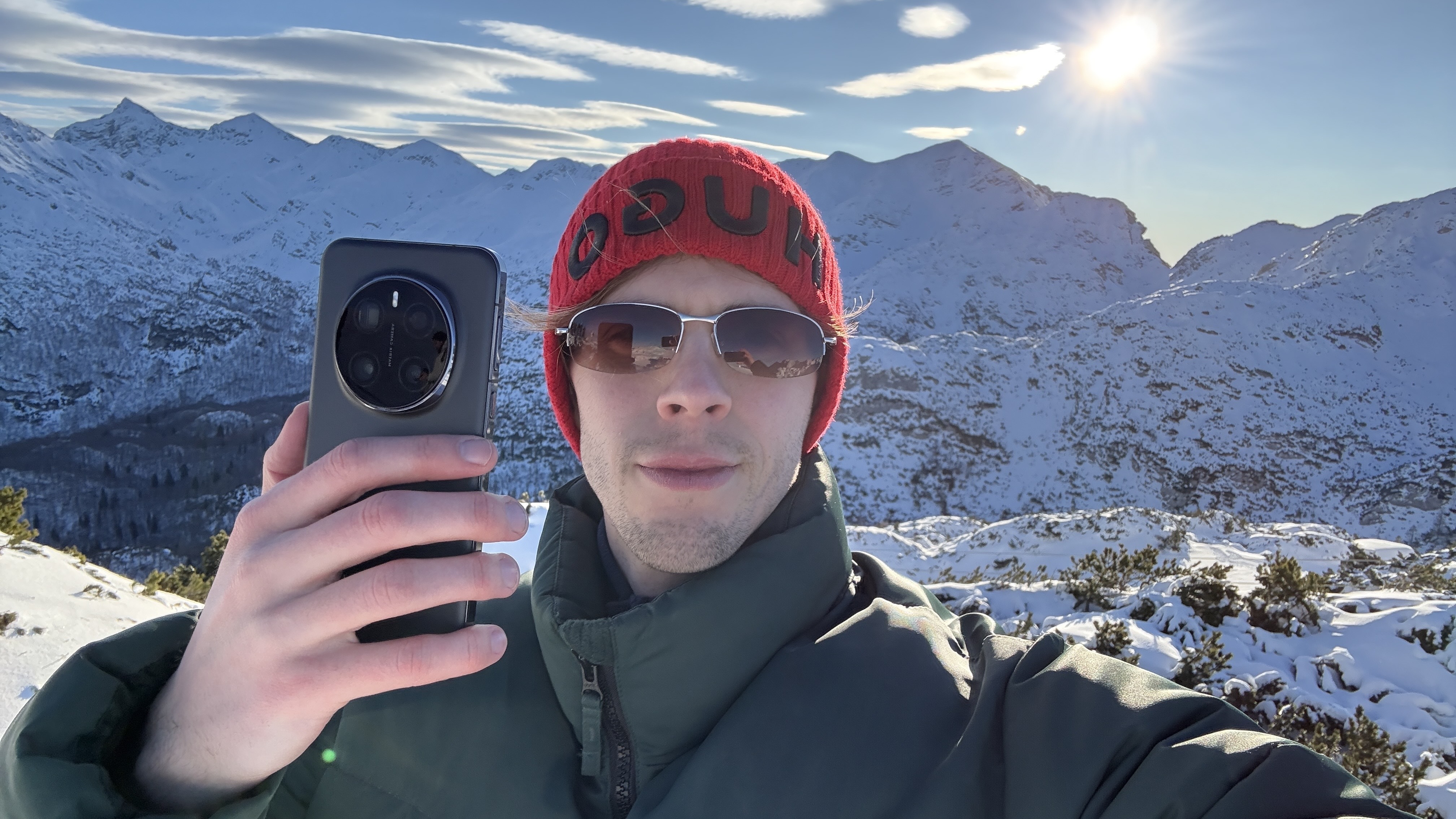 Axel holding the Honor Magic 7 Pro on a mountain