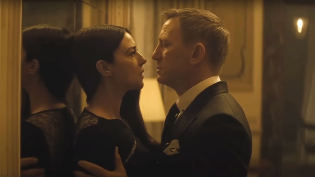 Daniel Craig holds Monica Bellucci against a wall in Spectre.