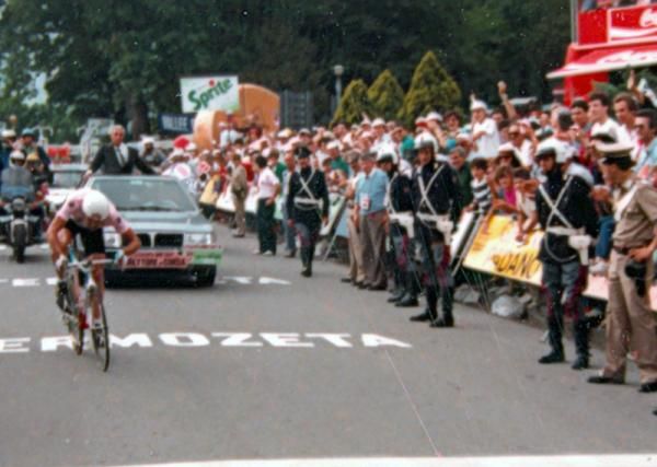 Stephen Roche stamps his authority on the 1987 Giro d'Italia with a victory on the final day's time trial.