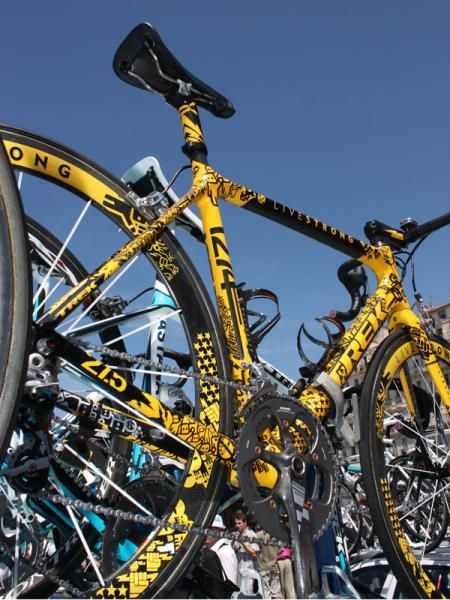 Not everyone will like the look of Armstrong's custom Trek 6 Series Madone but no one can dispute the completeness of the execution.