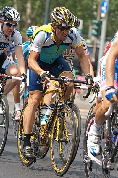 Armstrong does it tough during stage nine.