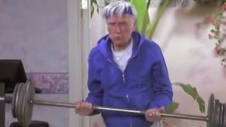 Lloyd Bridges as Izzy Mandelbaum in Seinfeld, lifting a bar bell