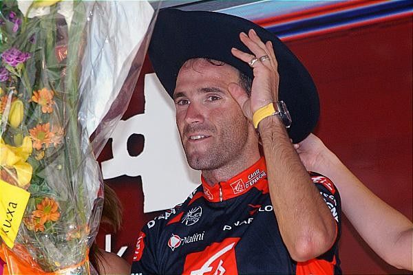 Valverde was awarded the typical Basque headwear for the podium ceremony.