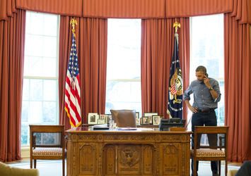 Obama, Putin talk Ukraine crisis over the phone