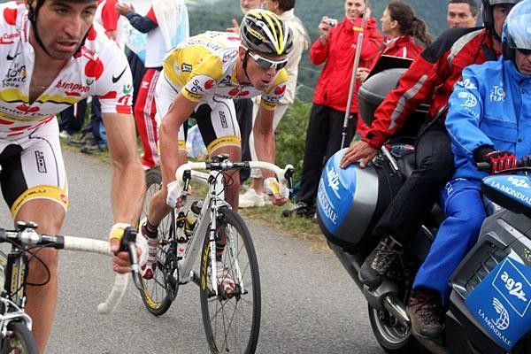 Ricc&ograve; passes an exhausted De La Fuente