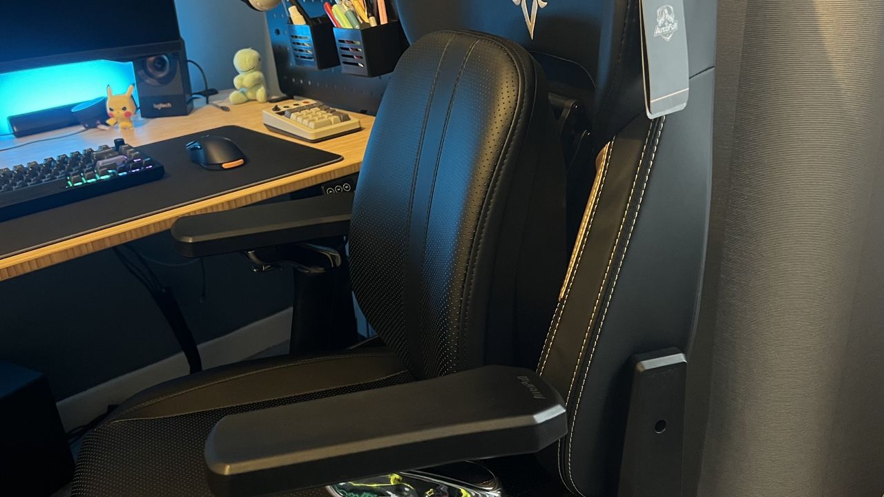 I finally fixed my gamer posture, and it's all thanks to this floating backrest