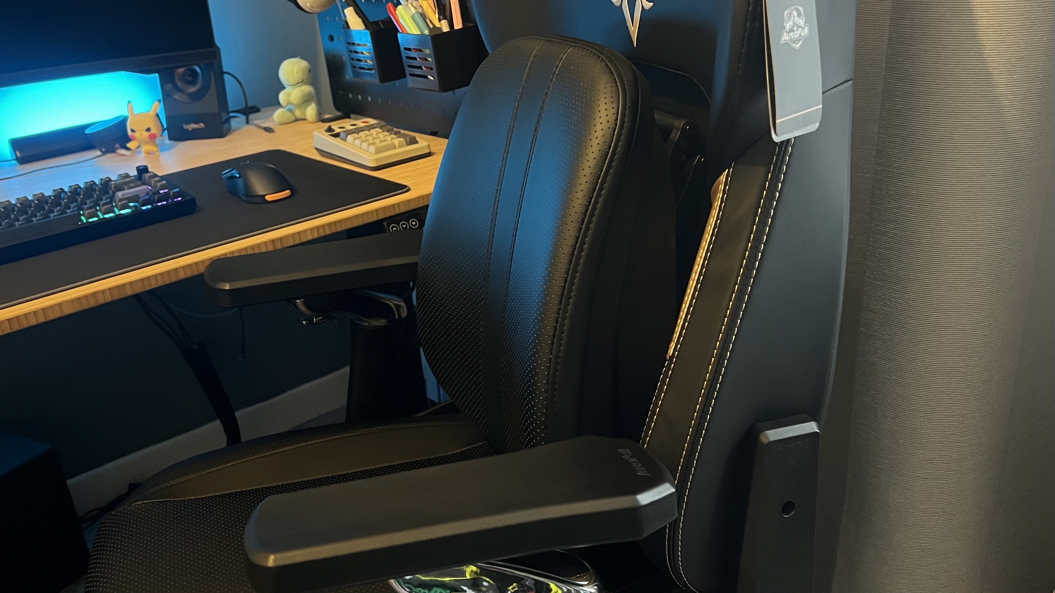 Autofull M6 Ultra 2.0 gaming chair with lumbar cushion fully extended