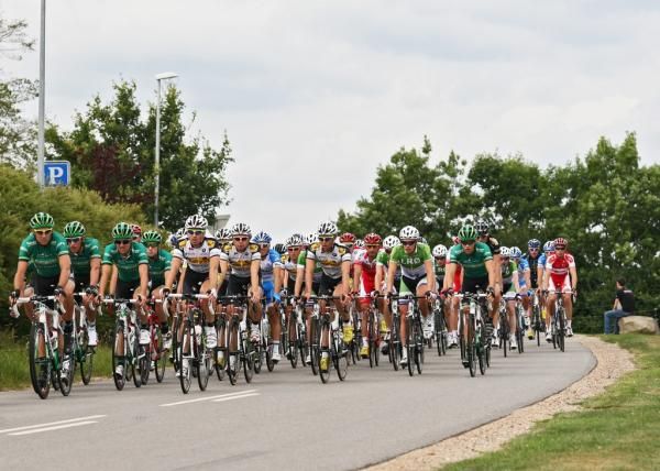 The peloton let the breakaway get over six minutes