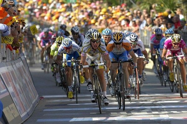 Cavendish's acceleration to the line was too much for 2nd place finisher Tyler Farrar (Garmin - Slipstream).