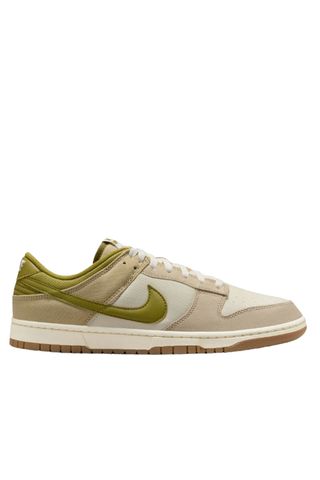 Dunk Low Basketball Sneaker