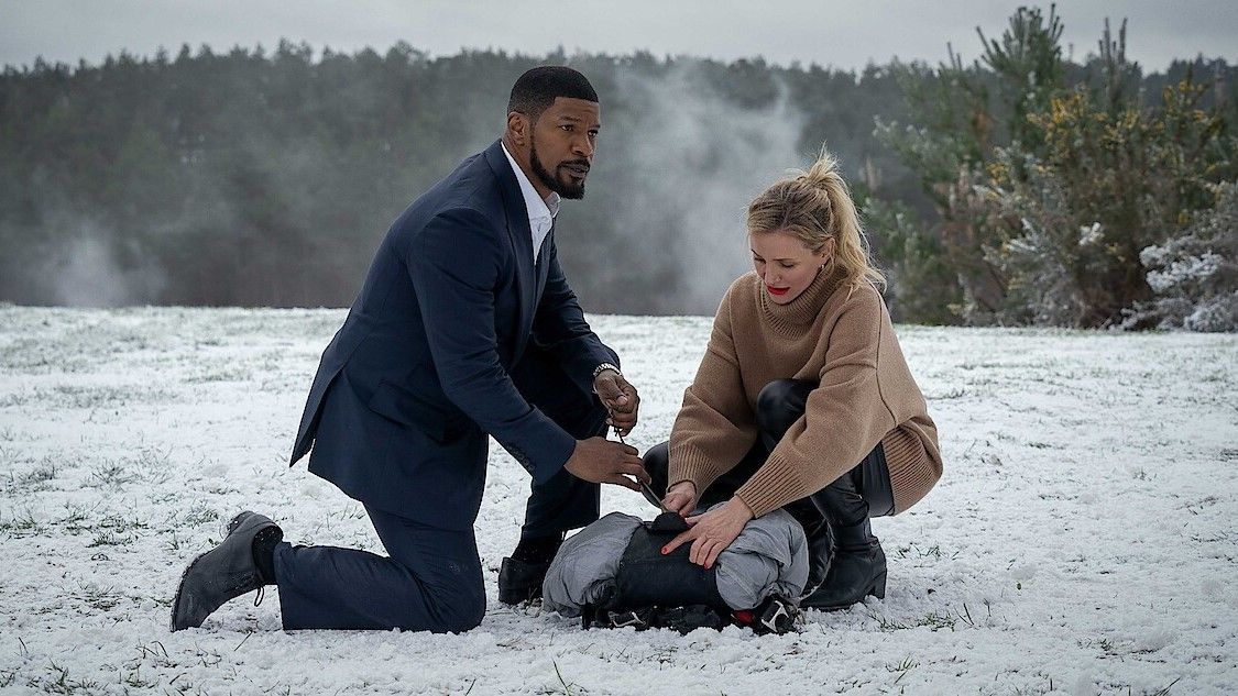 Jamie Foxx and Cameron Diaz folding a parachute in Netflix&#039;s Back in Action 