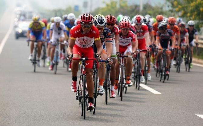 The peloton chasing.