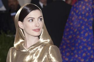 red carpet beauty anne hathaway