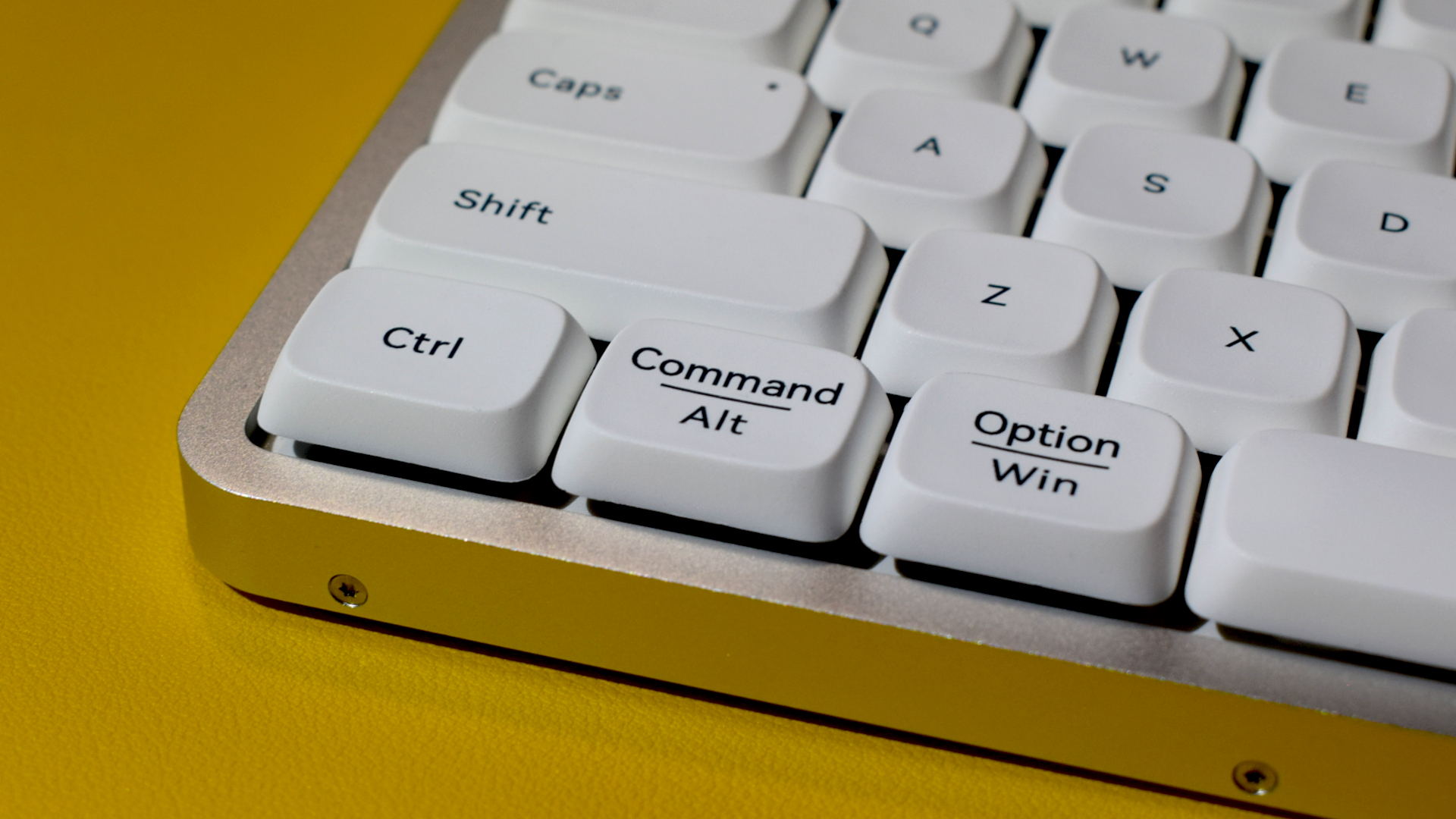 Lofree Flow mechanical wireless keyboard photograph showing Windows and macOS labelled keycap legends