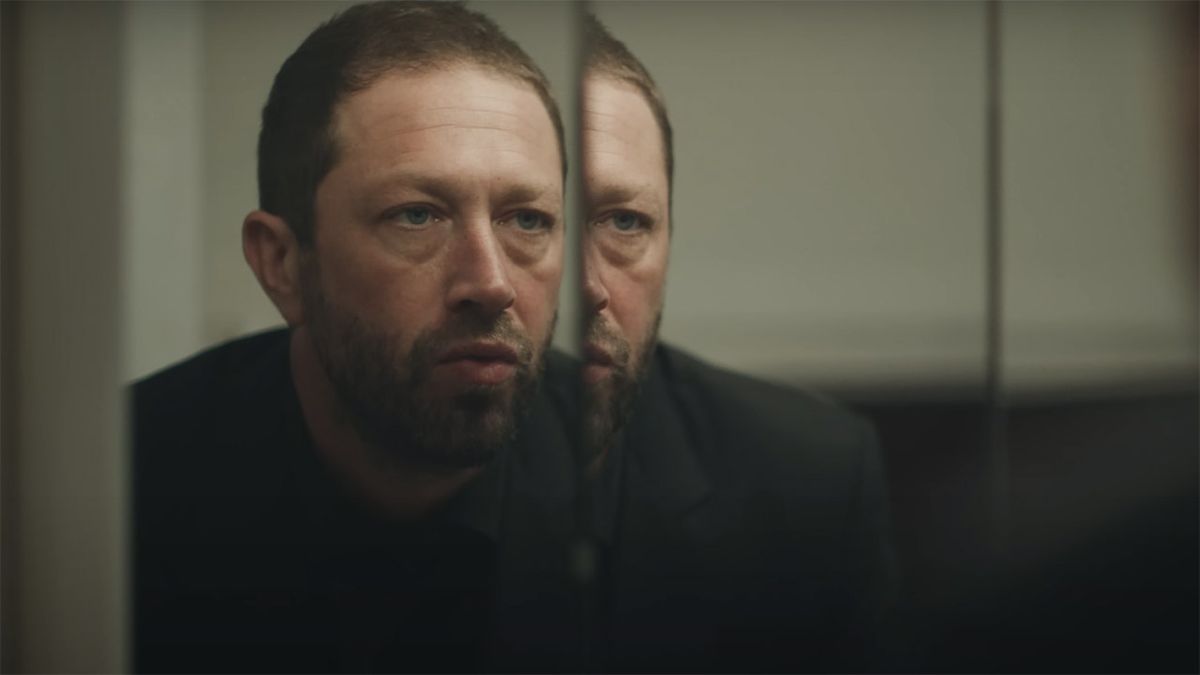 Richie looking in a mirror in The Bear season 4