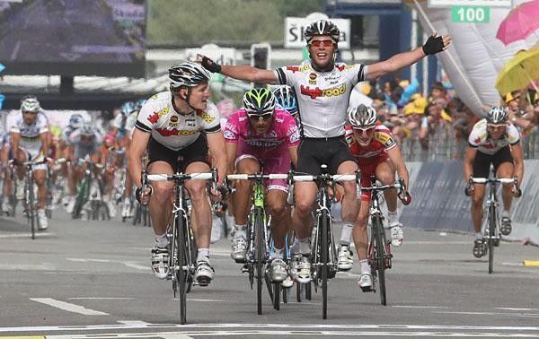 Andr&eacute; Greipel takes stage 17 ahead of Cavendish, his team-mate.