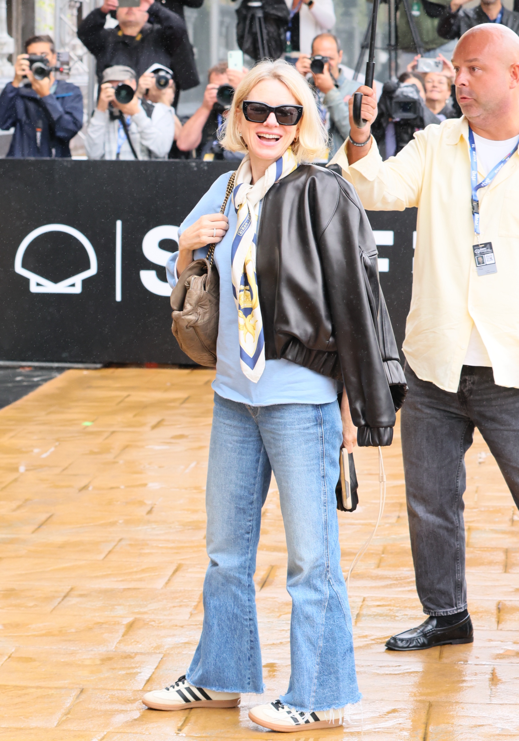 Naomi Watts wearing jeans and sambas
