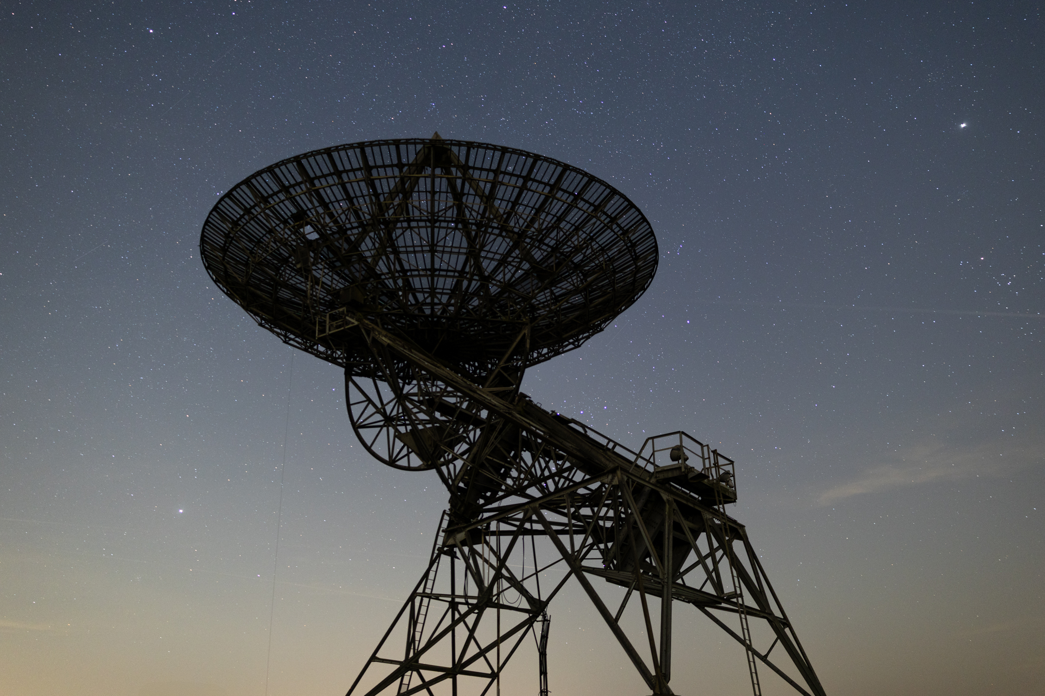 Photo of a radio telescope with the night sky behind taken with the Canon EOS R6 Mark II camera