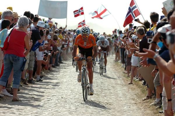 Olympic champion Samuel Sanchez (Euskaltel - Euskadi) rides the cobbles.