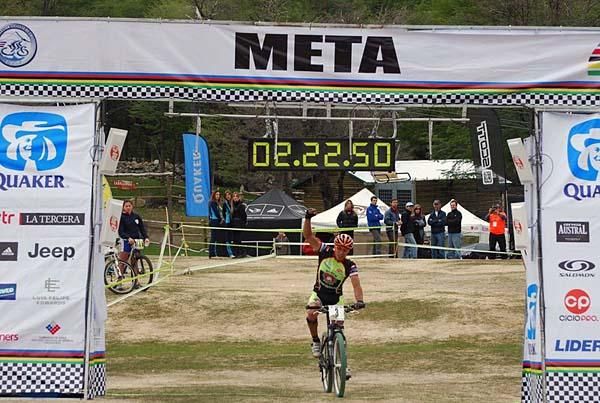 Gonzalo Eduardo Aravena wins the men's race.