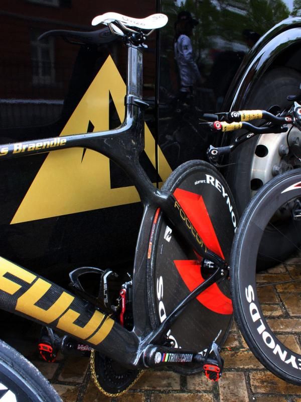 The Kestrel 4000 sports a dramatically shaped seat tube with a lower section that closely follows the curve of the rear wheel and teardrop-profile upper half.