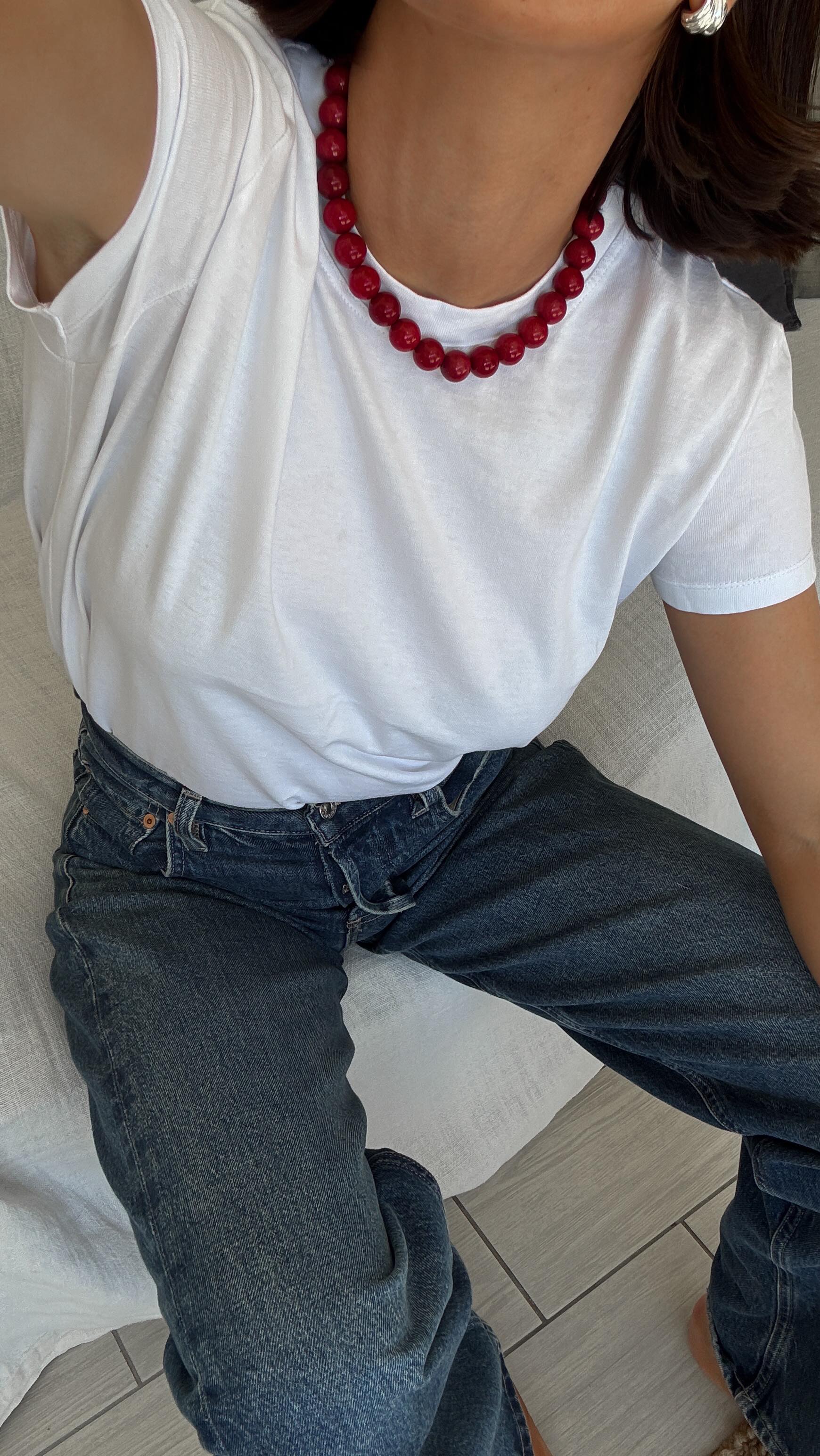 An image of @_jessicaskye wearing a summer trend to wear with jeans.