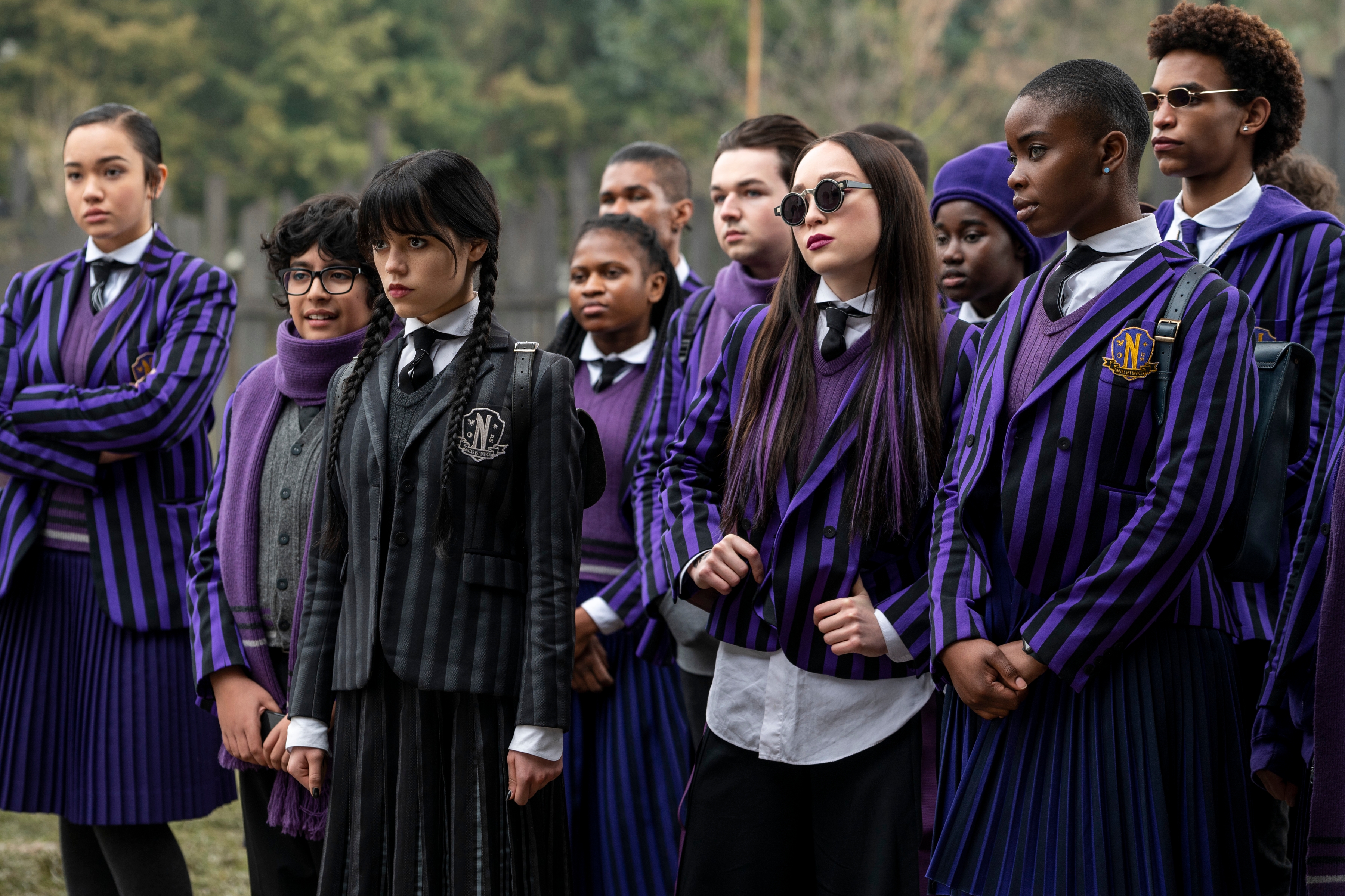 (L bis R) Moosa Mostafa als Eugene Otinger, Jenna Ortega als Wednesday Addams, Naomi j Ogawa als Yoko Tanaka, Joy Sunday als Bianca Barclay in Folge 103 vom Mittwoch