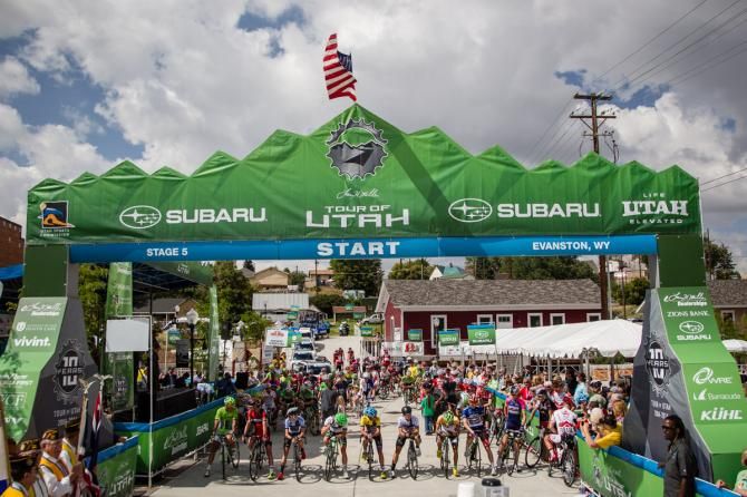 The jersey leaders take to the start line.
