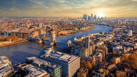 Impossible "sunrise" over London