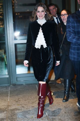 Keira Knightley con chaqueta corta de terciopelo Chloe y botas