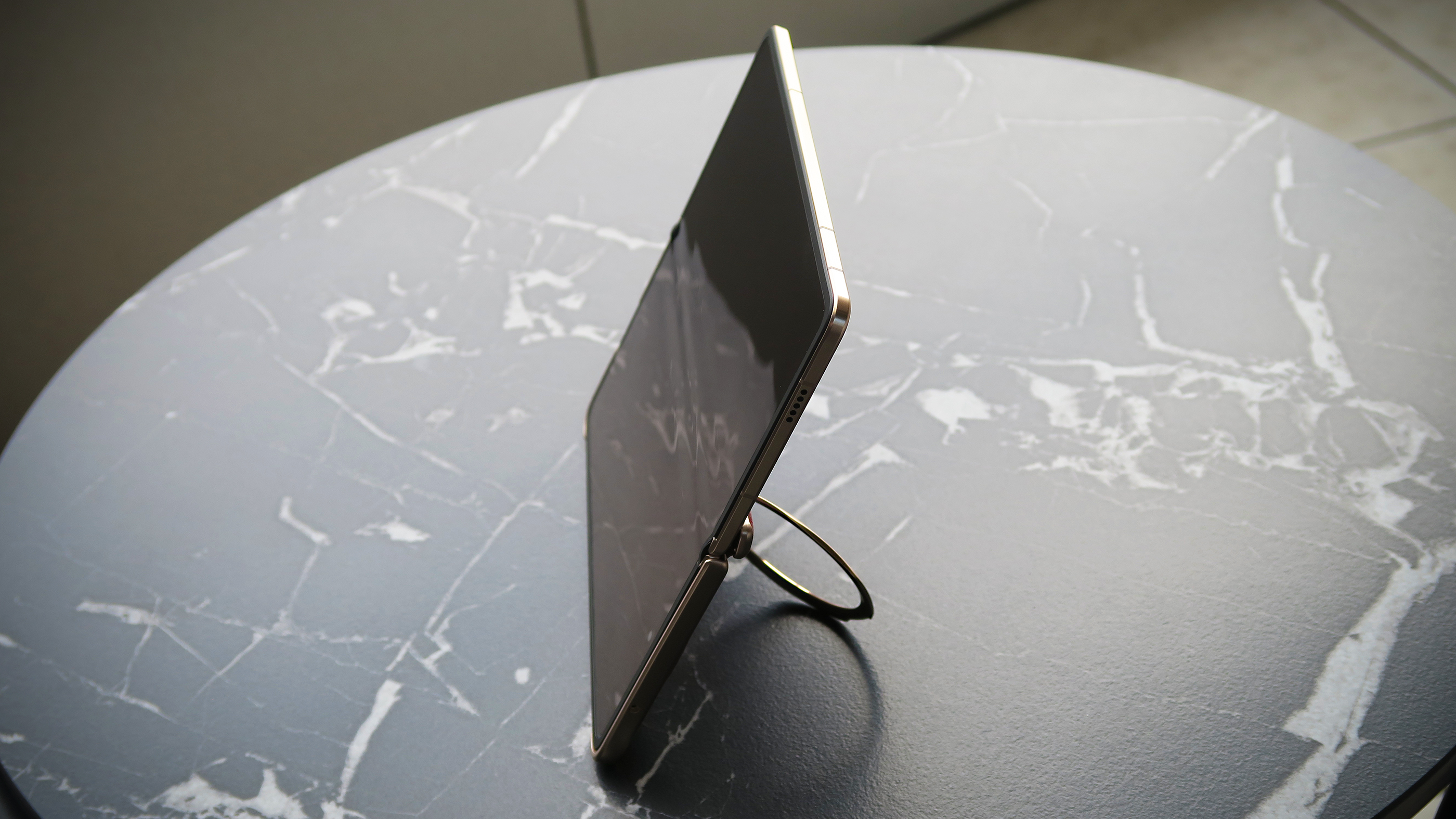 Honor Magic V6 hands on case stand open side