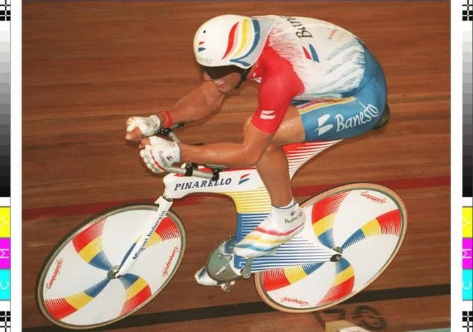The stars of cycling had hour record fever in 1994. Here Miguel Indurain becomes the first man to ride over 53km in one hour (53.040km), beating Graeme Obree's record of 52.713km. Tony Rominger would go further than Indurain on two separate occasions later in 1994.