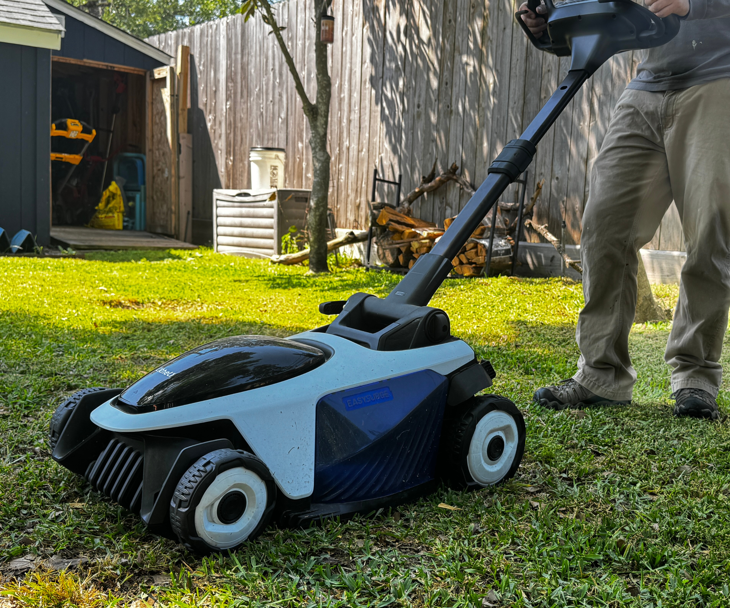 Liteli easysurge klipper blir presset av mennesket i solbrune jeans