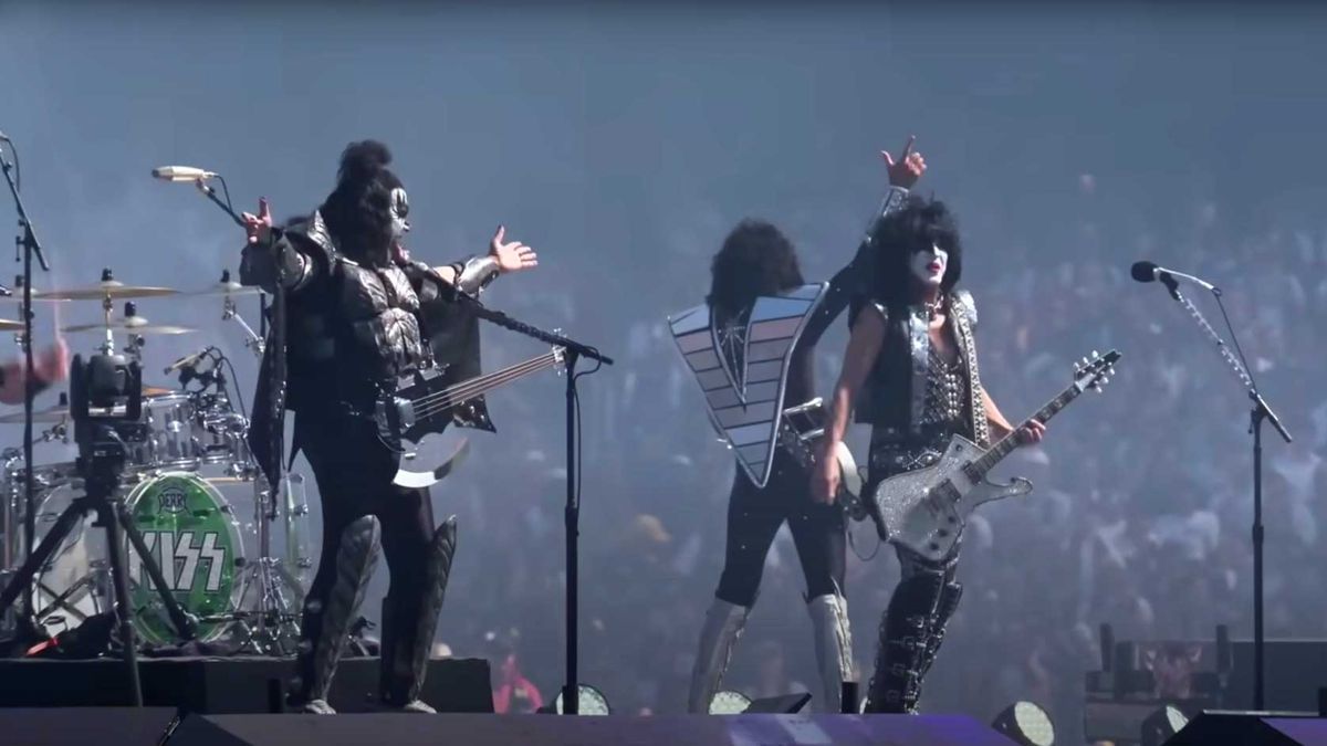 Kiss have played live for the last time in Australia: pyro in broad daylight, children in costume, guitar smashing, 100,000 fans, three songs