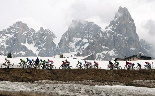 The peloton ascends Passo Rolle.