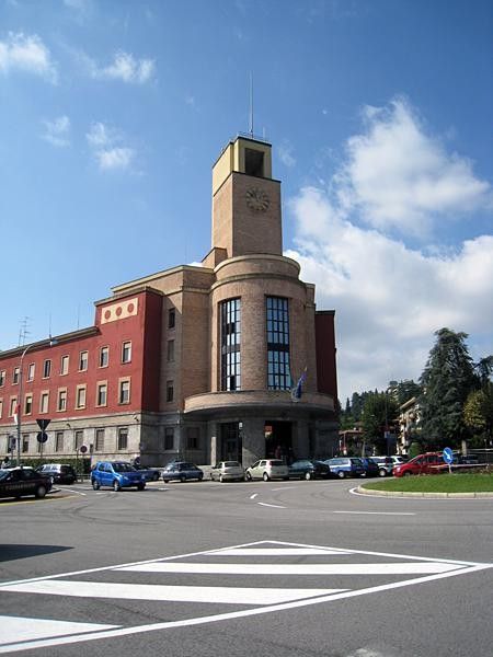 The Varese Questura will be on the riders left going from Montebello to Via 25 Aprile. (It is also passed coming off Via Campigli)