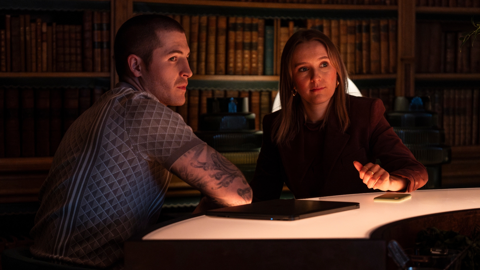 Alison sits with Liam at a bar in Code of Silence